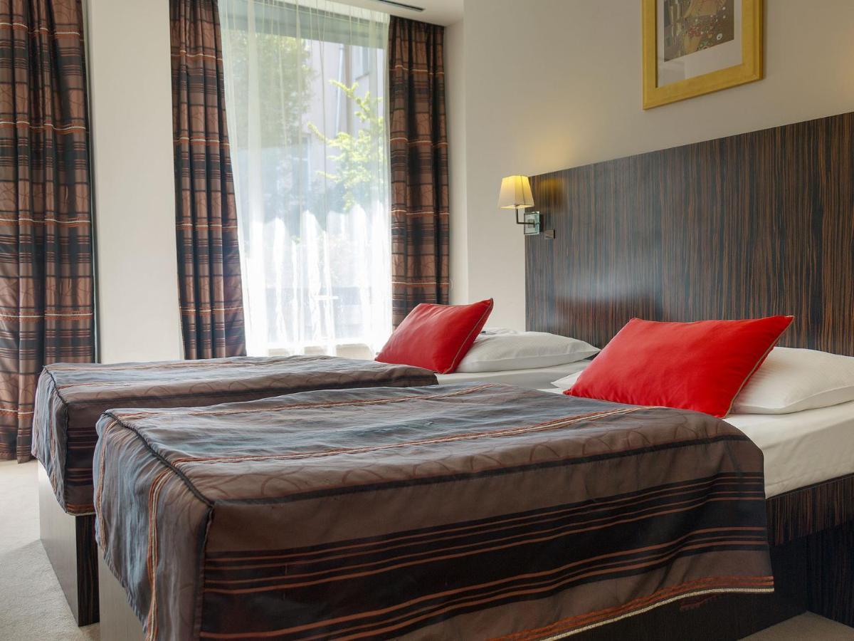 Ea Crystal Palace Hotell 4*