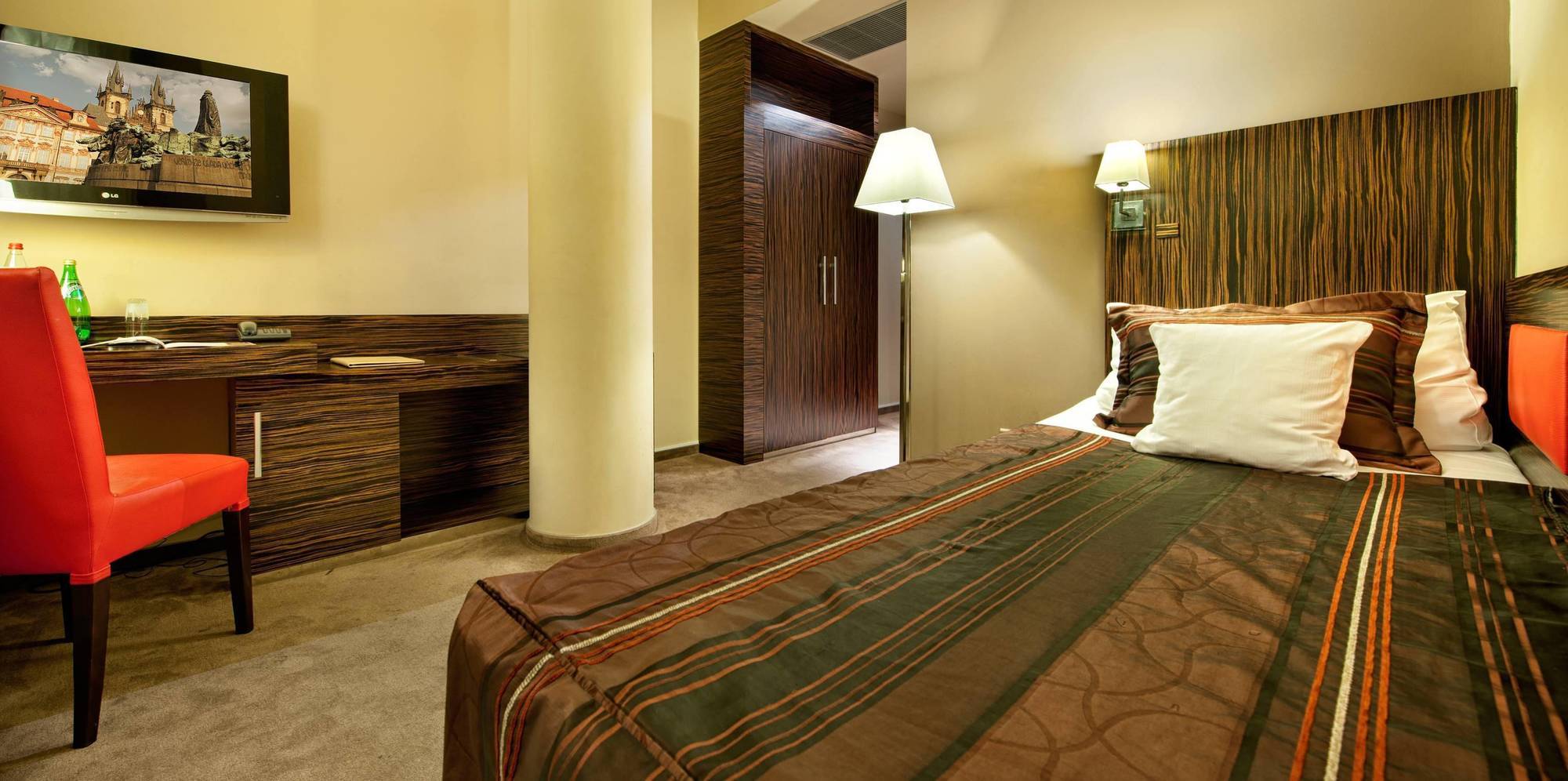 Ea Crystal Palace Hotell