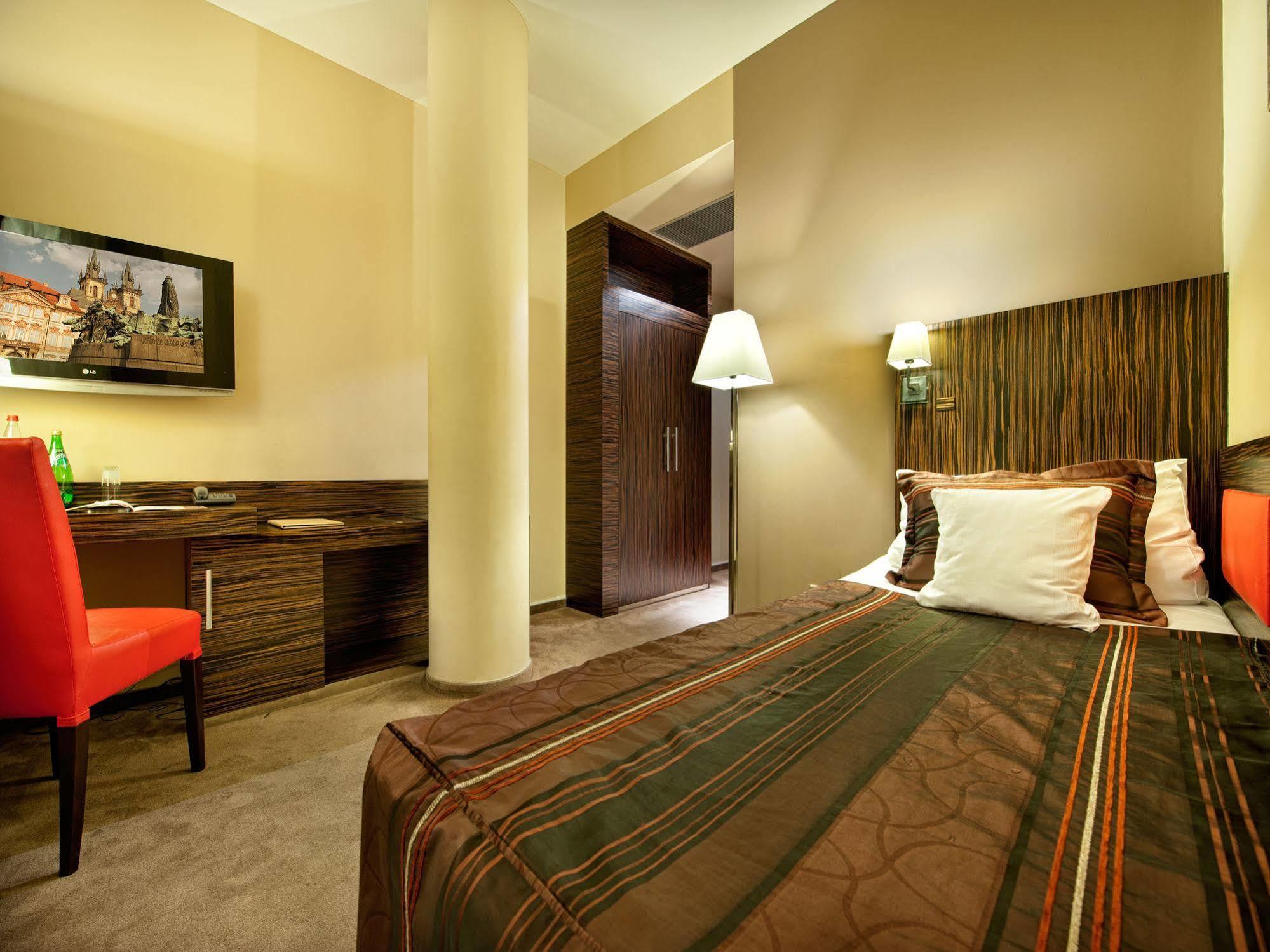 Ea Crystal Palace Hotell 4*