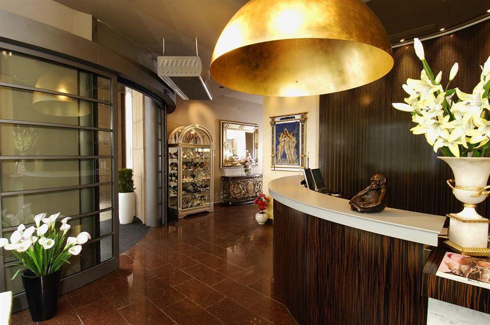 Ea Crystal Palace Hotell 4*